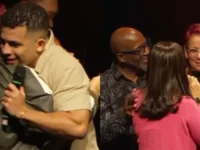 Mulher pede oração durante show de humorista cristão e emociona público ao declarar desejo de voltar para Jesus