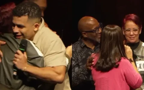 Mulher pede oração durante show de humorista cristão e emociona público ao declarar desejo de voltar para Jesus