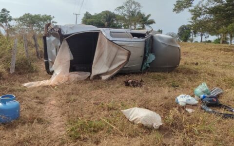 Milagre na RO-010: Caminhonete capota após ser fechada por caminhão e casal é salvo por médicas que passavam pelo local