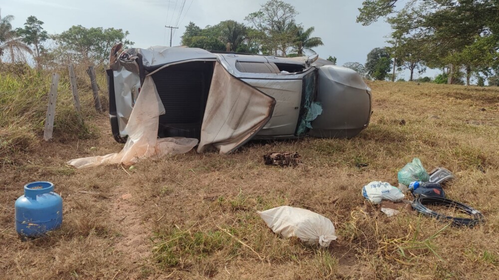 Milagre na RO-010: Caminhonete capota após ser fechada por caminhão e casal é salvo por médicas que passavam pelo local