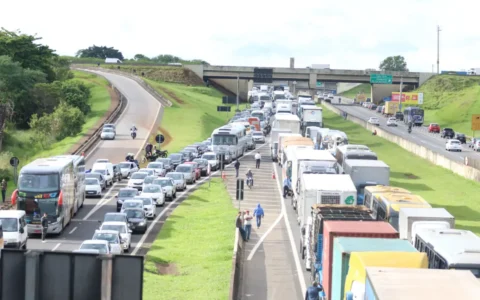 O que se sabe sobre a greve dos caminhoneiros, anunciada nesta segunda-feira (13)