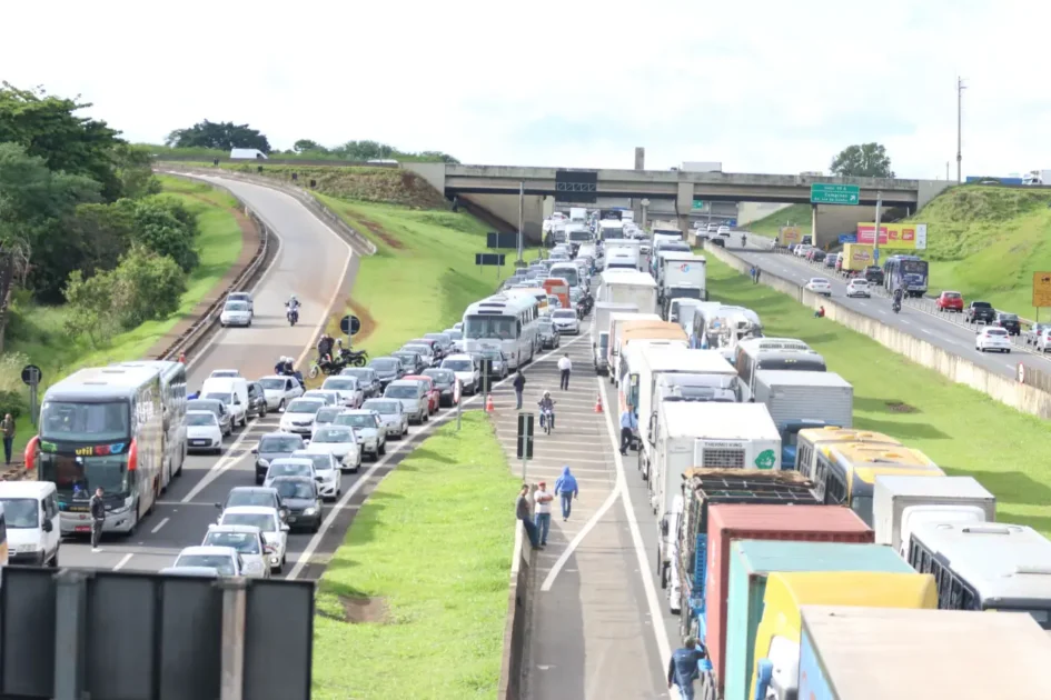 O que se sabe sobre a greve dos caminhoneiros, anunciada nesta segunda-feira (13)