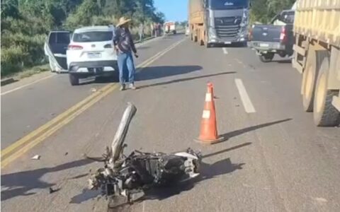 Mulher morre e outra ferida após colisão entre motocicleta e carro de passeio na BR-364