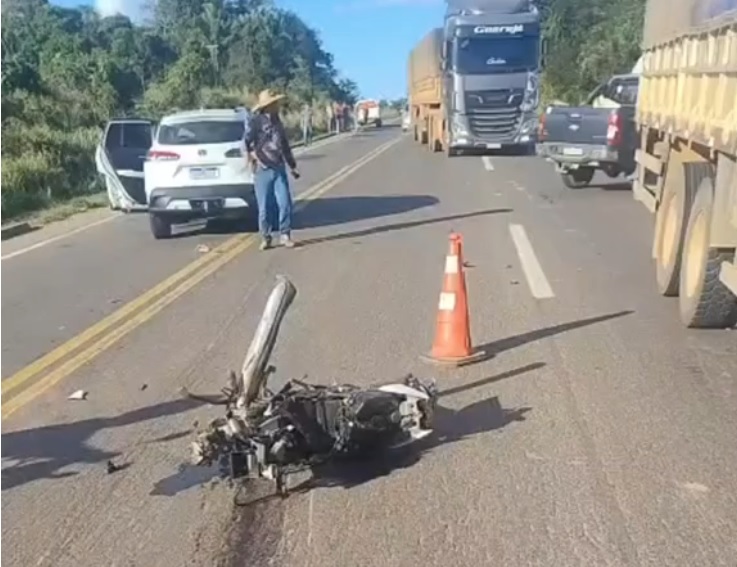 Mulher morre e outra ferida após colisão entre motocicleta e carro de passeio na BR-364