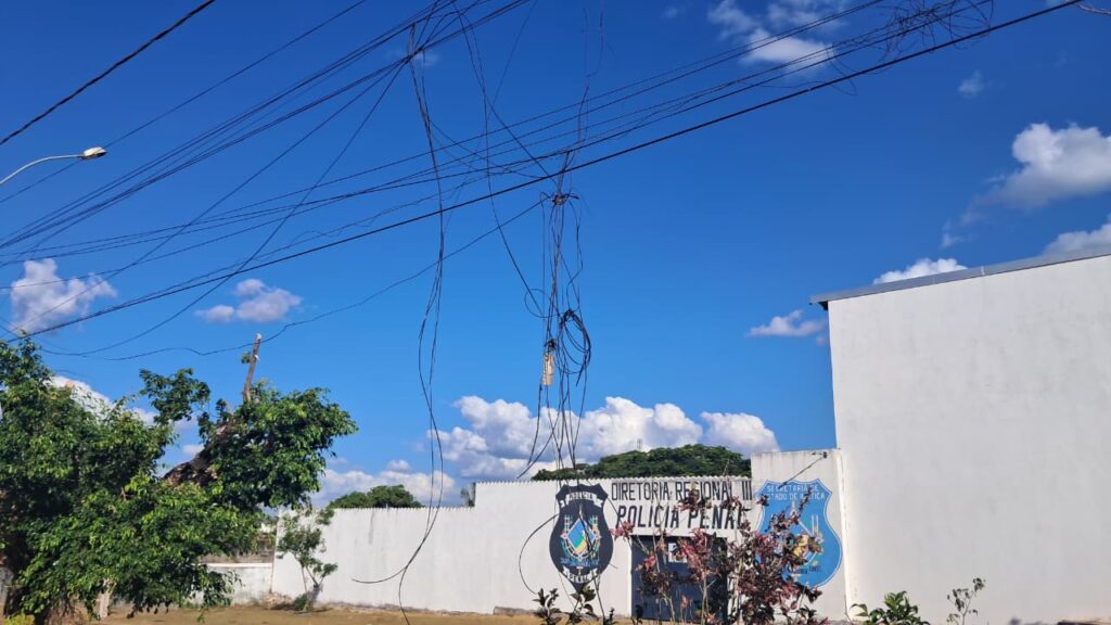 A quase um ano da lei, Rolim de Moura continua com um emaranhado de fios nos postes
