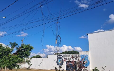A quase um ano da lei, Rolim de Moura continua com um emaranhado de fios nos postes