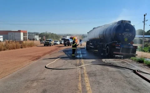 Bombeiros controlam incêndio em carreta-tanque com combustível de aviação na BR-163 no MT.