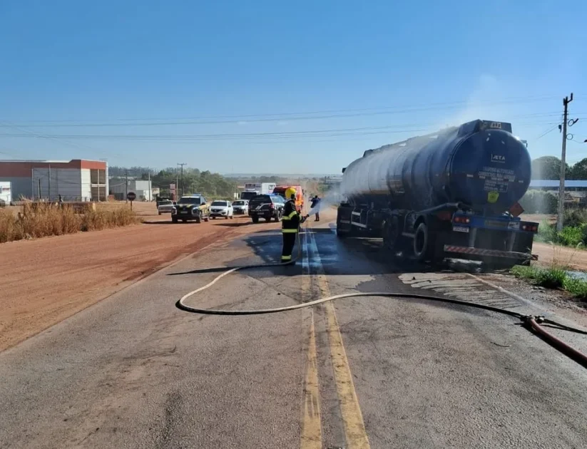Bombeiros controlam incêndio em carreta-tanque com combustível de aviação na BR-163 no MT.