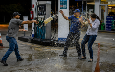 Homem é preso após lançar gasolina contra proprietária e funcionário de posto de combustíveis em Cacoal RO