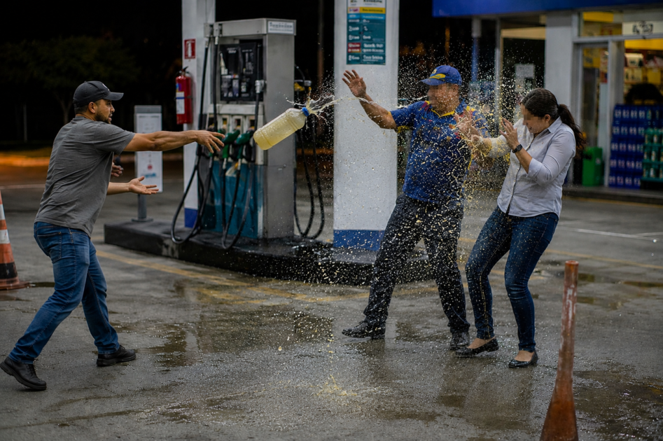 Homem é preso após lançar gasolina contra proprietária e funcionário de posto de combustíveis em Cacoal RO