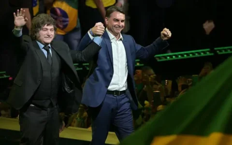 PL oficializa Flávio Bolsonaro à Presidência com apoio de Javier Milei em São Paulo