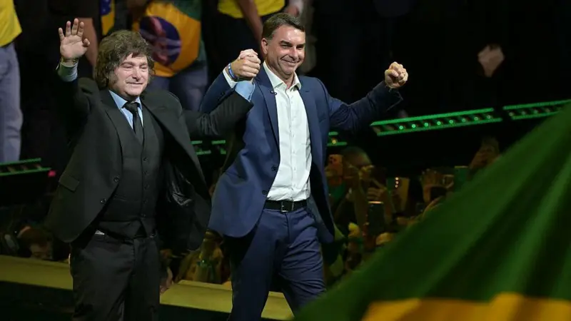 PL oficializa Flávio Bolsonaro à Presidência com apoio de Javier Milei em São Paulo
