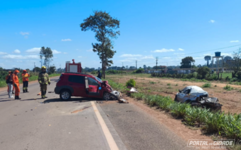Colisão frontal na BR-429 mata duas pessoas e deixa motorista ferido em São Miguel do Guaporé