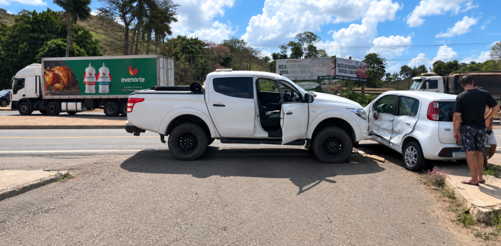 Perigo no Trevo da AgroJaru: Colisão entre Fiat Uno e Triton mobiliza motoristas na BR-364