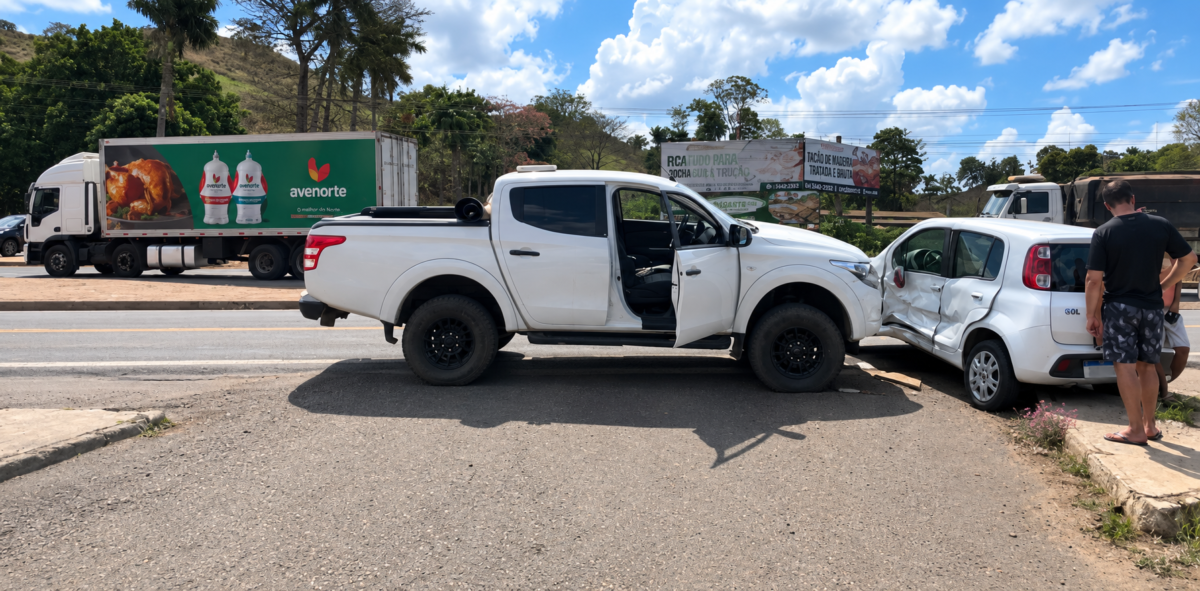 Perigo no Trevo da AgroJaru: Colisão entre Fiat Uno e Triton mobiliza motoristas na BR-364