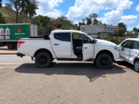 Perigo no Trevo da AgroJaru: Colisão entre Fiat Uno e Triton mobiliza motoristas na BR-364
