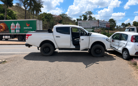 Perigo no Trevo da AgroJaru: Colisão entre Fiat Uno e Triton mobiliza motoristas na BR-364
