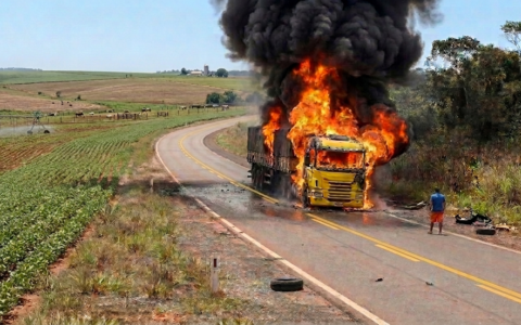Incêndio em caminhão interdita parcialmente a RO-010 e causa lentidão no trânsito entre Rolim de Moura e Pimenta Bueno