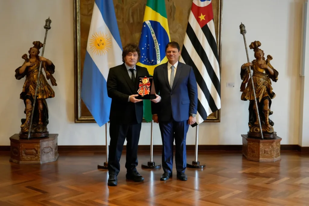 No Brasil – Milei visita o Palácio dos Bandeirantes e recebe honraria de Tarcísio