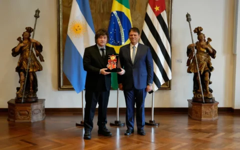 No Brasil – Milei visita o Palácio dos Bandeirantes e recebe honraria de Tarcísio