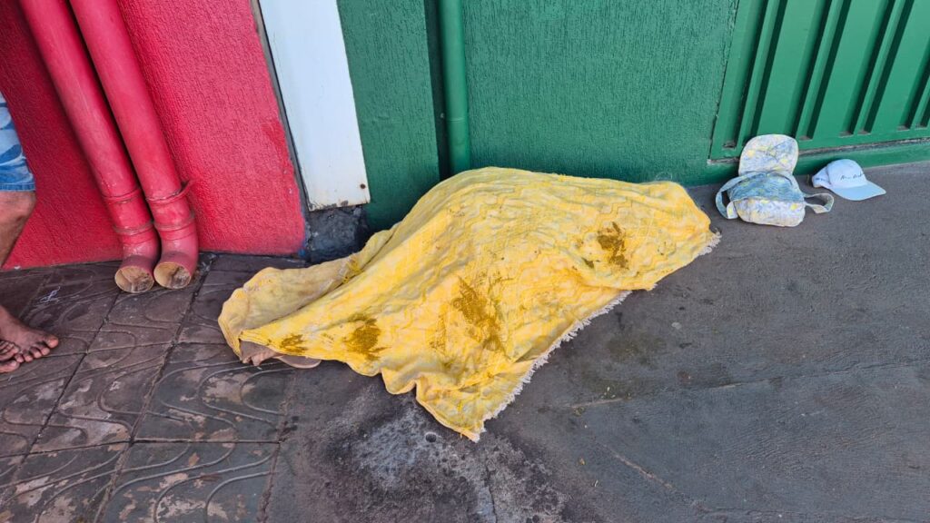 Mulher encontrada morta sob marquise de farmácia no Centro de Rolim de Moura foi morta em outro local.