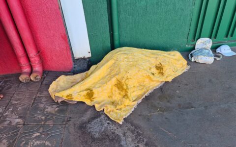 Mulher encontrada morta sob marquise de farmácia no Centro de Rolim de Moura foi morta em outro local.