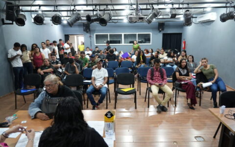 Busca pelo emprego reúne centenas de candidatos no primeiro dia do Mutirão