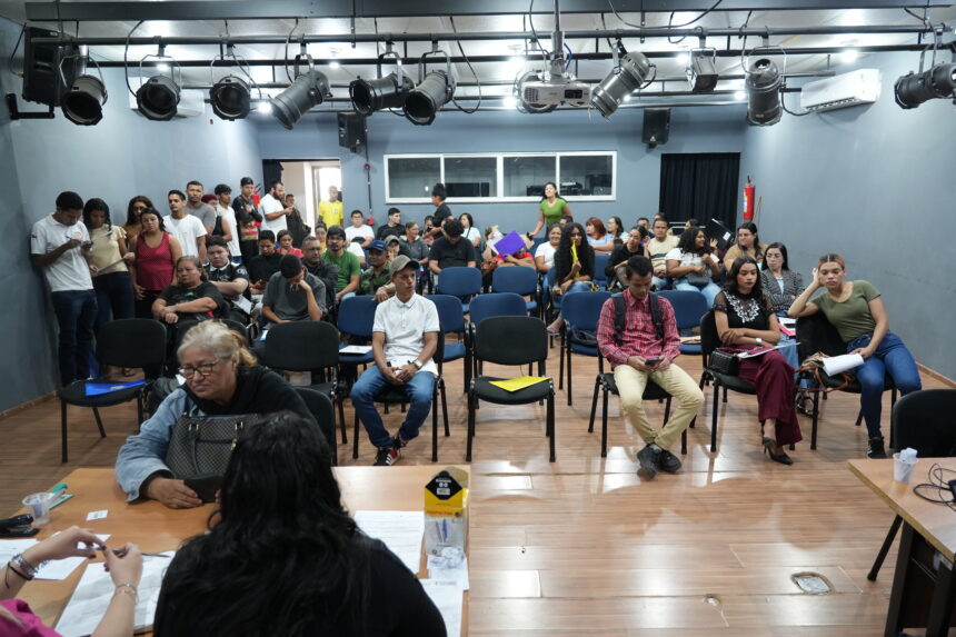 Busca pelo emprego reúne centenas de candidatos no primeiro dia do Mutirão