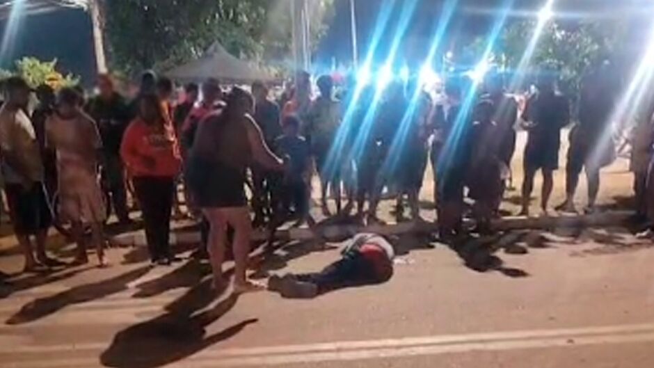 Clamor no Noroeste: Familiares oram por jovem baleado na cabeça em praça de Campo Grande