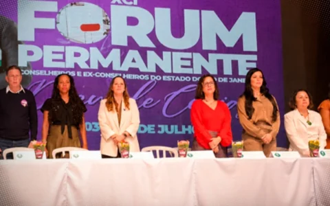 Promotora afirma que menção a Deus em evento público é “inconstitucional” e gera debate sobre liberdade religiosa