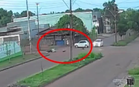 Motorista atropela casal em motocicleta, foge sem prestar socorro e perde placa do carro no local do acidente