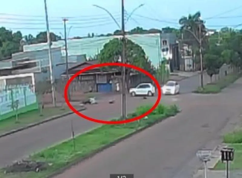 Motorista atropela casal em motocicleta, foge sem prestar socorro e perde placa do carro no local do acidente