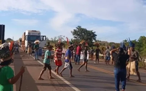 Indígenas bloqueiam BR-364 em Cacoal e cobram melhorias urgentes na saúde