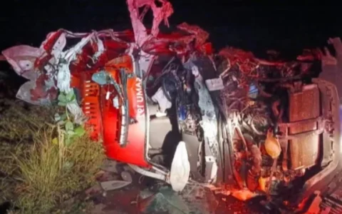 Técnica de enfermagem e paciente morrem após ambulância do Samu colidir com caminhão em Sergipe