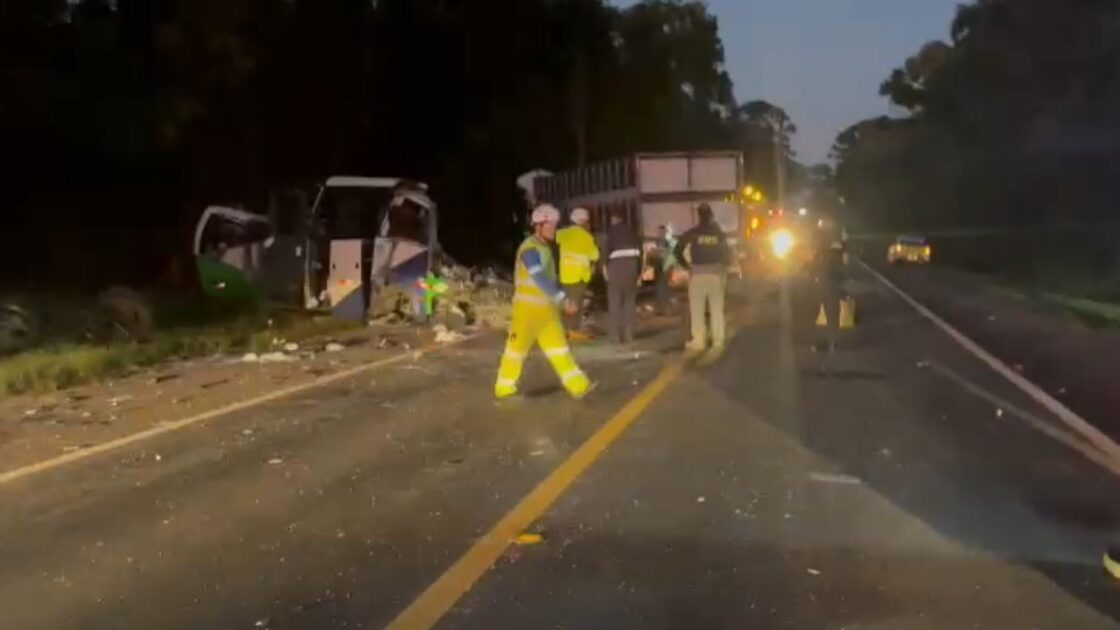 Tragédia na BR-373: colisão entre micro-ônibus e carreta deixa 22 mortos no Paraná