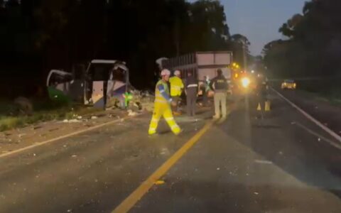 Tragédia na BR-373: colisão entre micro-ônibus e carreta deixa 22 mortos no Paraná