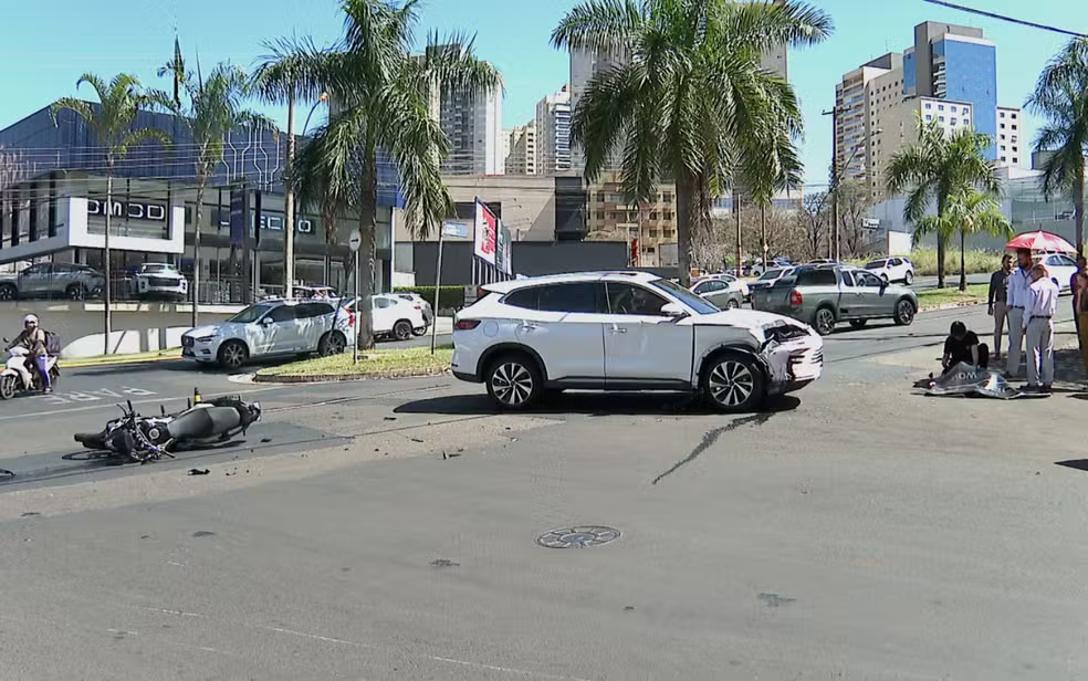 Vídeo: Programação da globo exibe acidente ao vivo durante reportagem em cruzamento sem semáforo