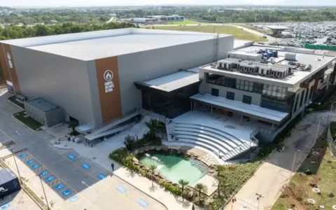 Megaigreja com lago artificial e tecnologia de estádio é inaugurada no Espírito Santo