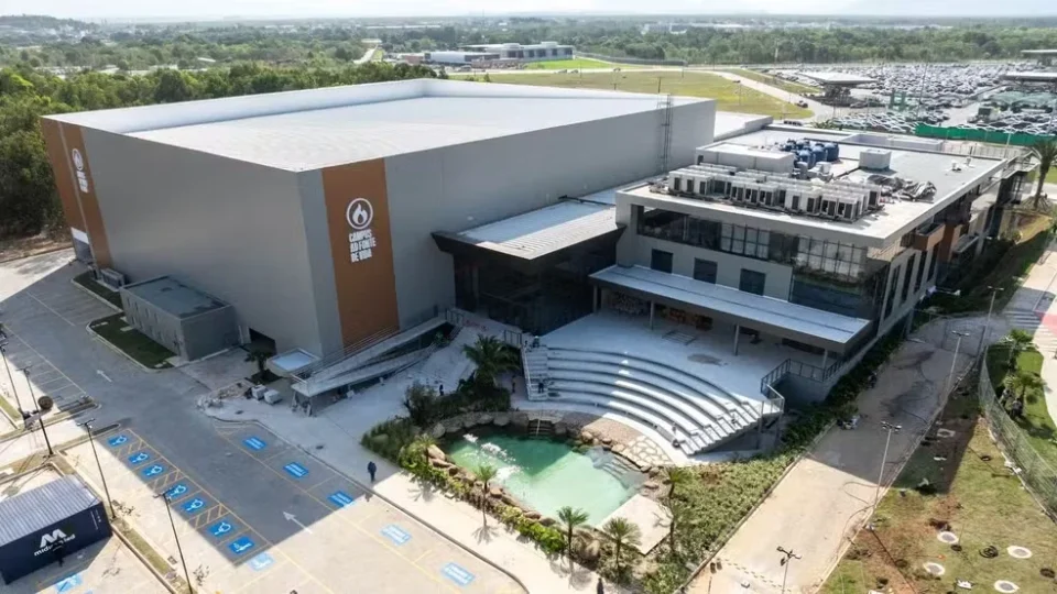 Megaigreja com lago artificial e tecnologia de estádio é inaugurada no Espírito Santo