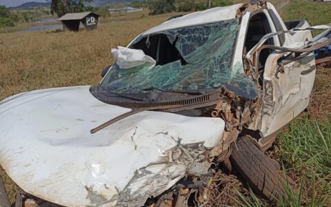 Motorista é socorrido após Fiat Strada bater em retroescavadeira em estrada de Alta Floresta RO.