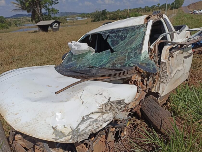 Motorista é socorrido após Fiat Strada bater em retroescavadeira em estrada de Alta Floresta RO.