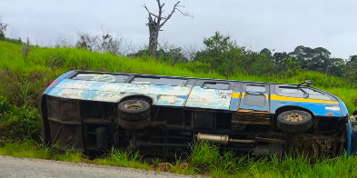 Ônibus com estudantes tomba na BR-364 durante viagem para solenidade de premiação