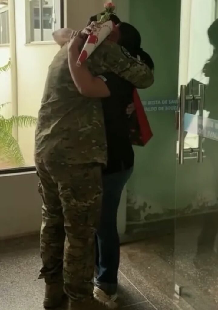 Após 6 meses na Guerra da Ucrânia, brasileiro volta e surpreende esposa em hospital de RO: ‘Fiquei em choque’