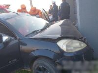 Mulher perde o controle de carro e bate contra muro de residência em Jaru