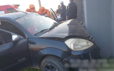 Mulher perde o controle de carro e bate contra muro de residência em Jaru