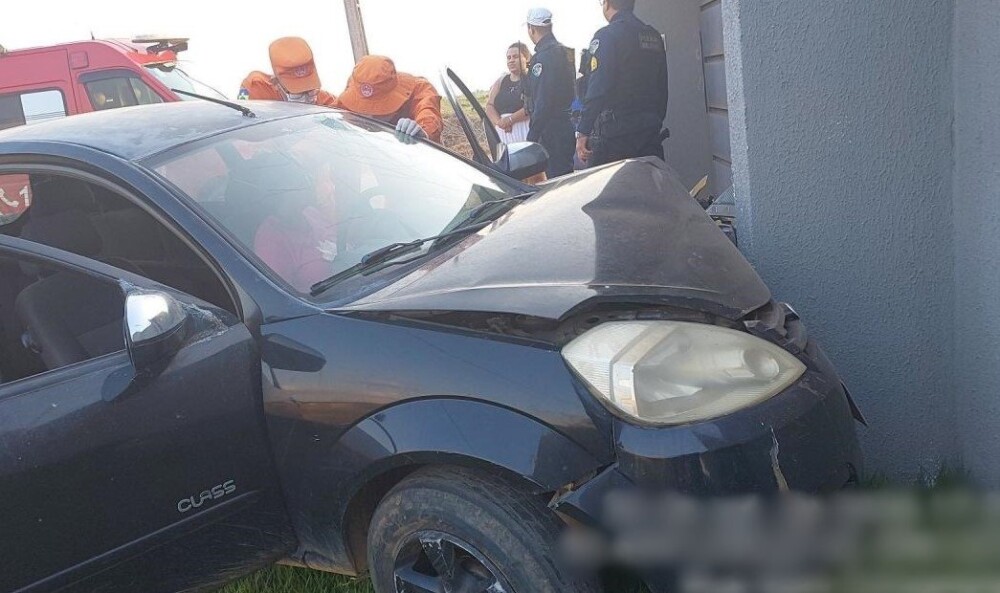 Mulher perde o controle de carro e bate contra muro de residência em Jaru