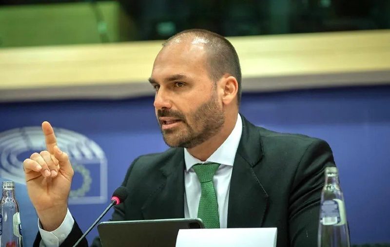 Eduardo Bolsonaro é demitido da Polícia Federal por abandono de cargo