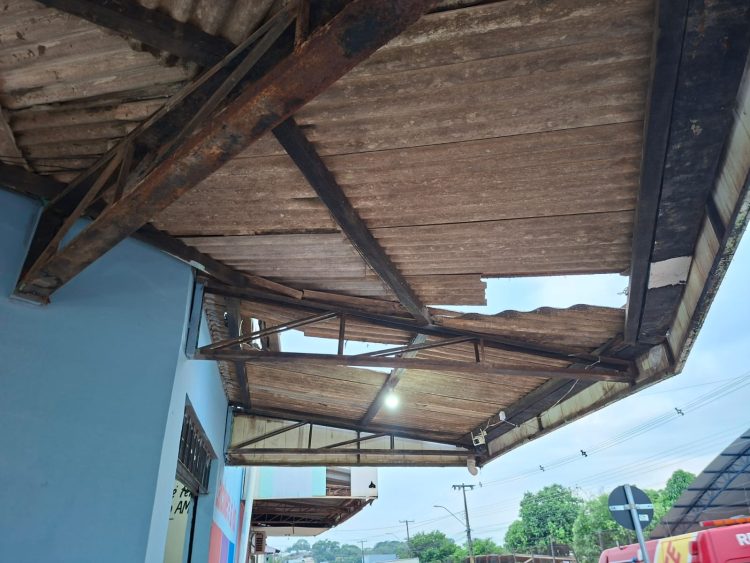 Mulher fica ferida após cair de prédio no fim da tarde desta segunda-feira em Jarú RO.