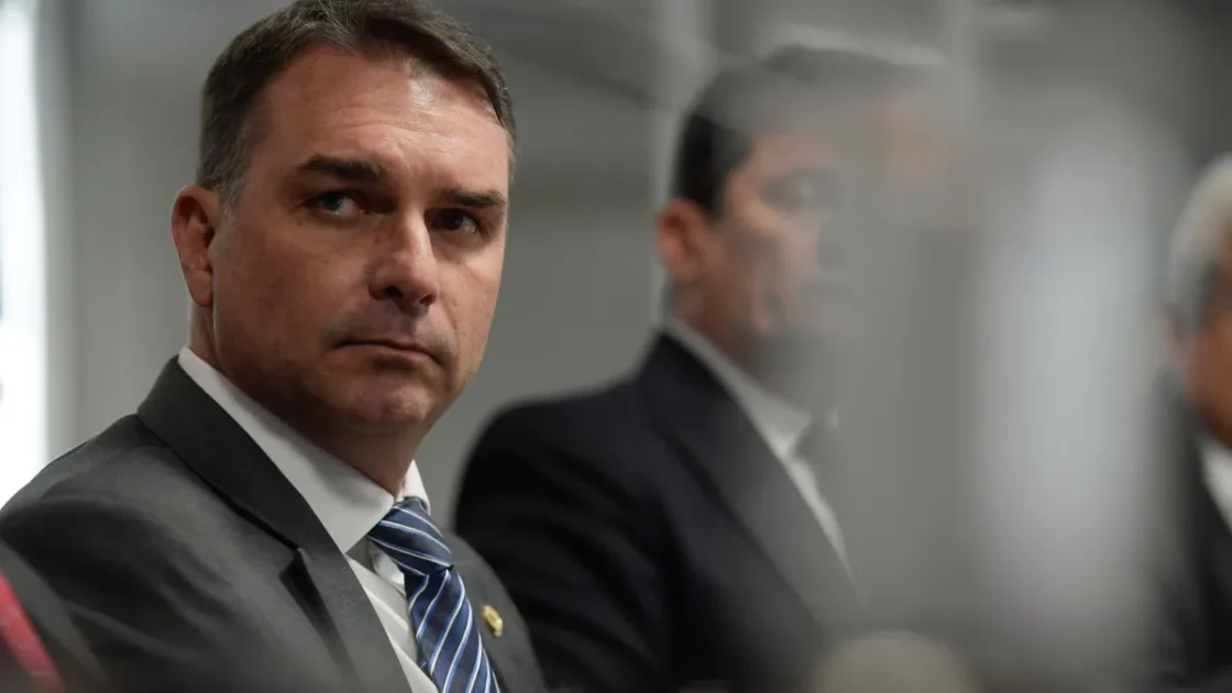 Governo avalia que sessão do STF acabou favorecendo Flávio Bolsonaro e oposição