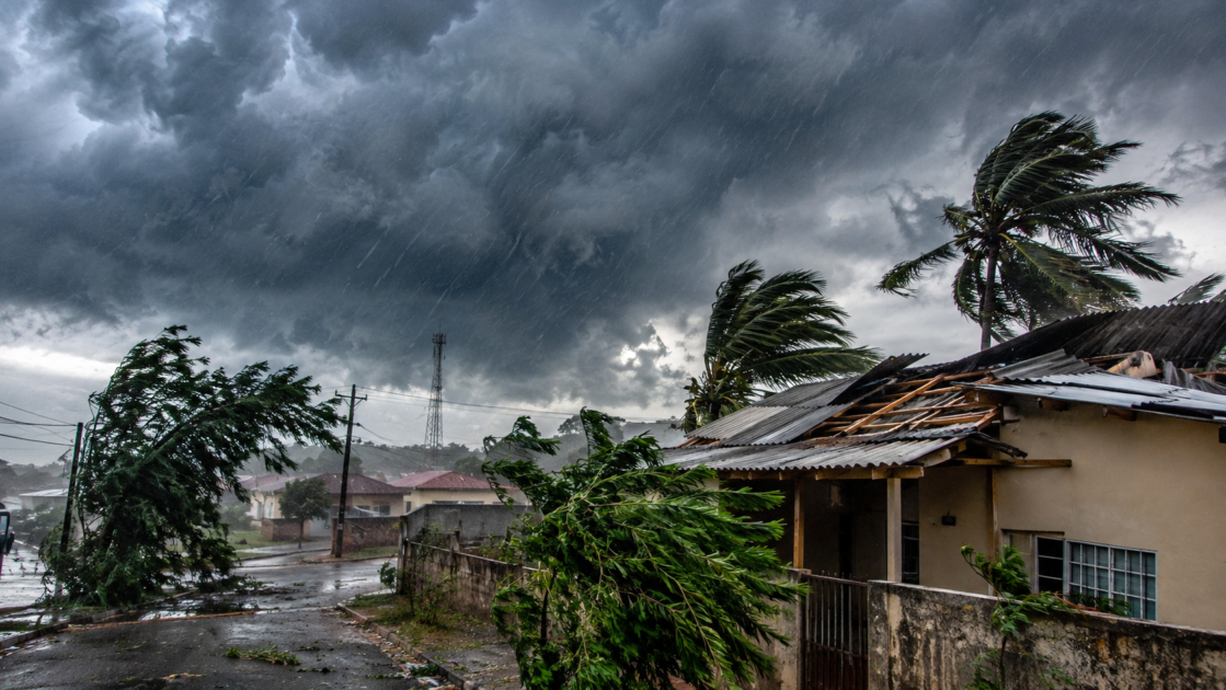 Forte vendaval com chuva intensa atinge Alto Alegre dos Parecis e causa estragos em residências